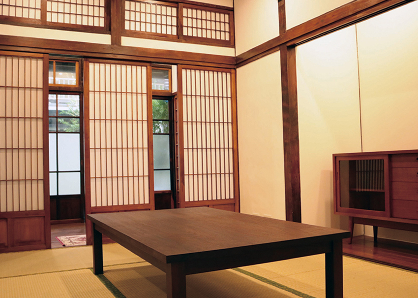 The work studio, located next to the bedroom, retains Japanese-style tatami mats.