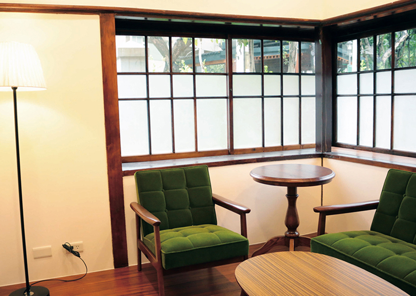 The reception room is equipped with a single sofa (host’s chair), a double sofa (guest chairs), and a coffee table.