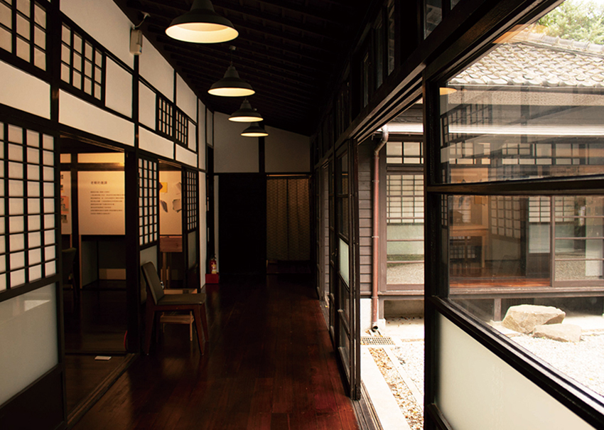 圖片：常設展「不願被消失——日式宿舍到文學基地」，透過今昔對照、建築與文學場景的再現，展示不斷被消失的地景空間和歷史記憶