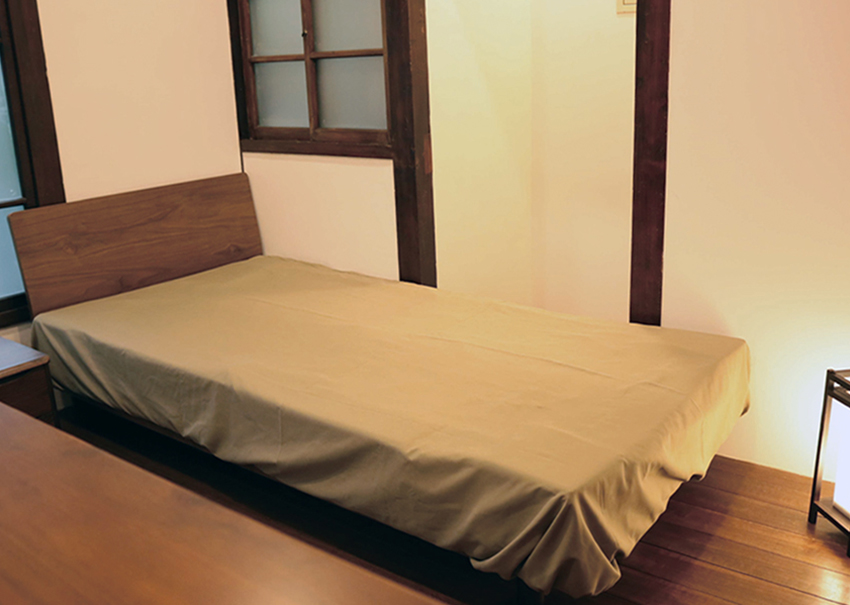 シングルベッド、ナイトスタンド、たんす（5段引き出し）、籐編み椅子、行灯などをご用意しています。